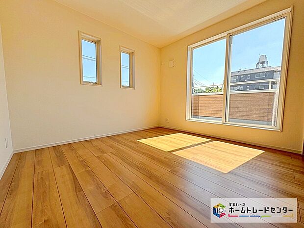 【洋室】☆　洋室　☆
お陽さまの光をさわやかな風をたっぷりとりこめます。室内はいつも明るい印象なので気持ちの良い朝を迎えられます。毎日の生活も明るくなりそうです。