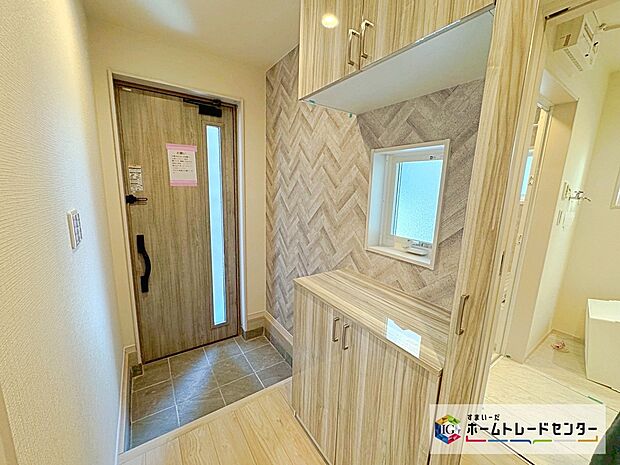 【【玄関】】コの字型の玄関収納を採用。多くの靴を収納できる上、飾り棚を利用して、お越しいただくお客様をおもてなしできます。