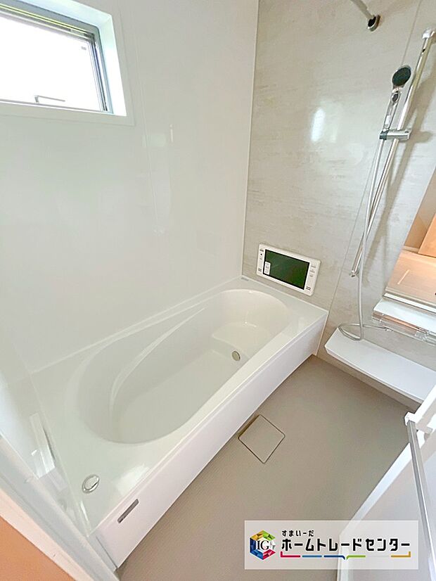 【浴室】【大型浴室TV付き浴室】
１坪タイプの大きなお風呂で、小さなお子様とご一緒に足を伸ばして入浴いただける広さです！窓付きなので、採光もあり明るく気持ちの良い空間です♪