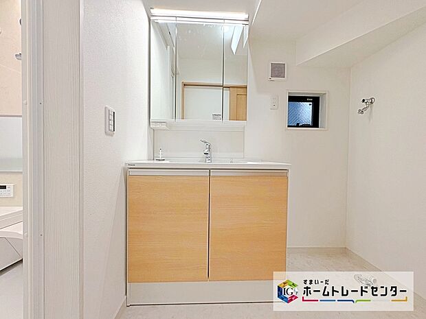 【【洗面化粧台】】女性にはうれしい3面鏡化粧台。鏡の裏が収納になっている機能的なタイプです。