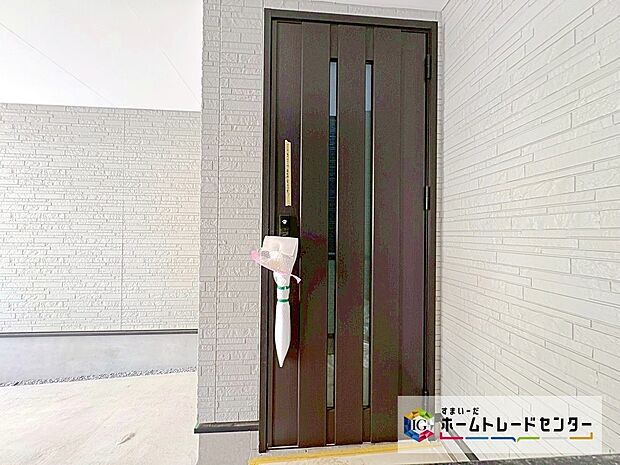 【玄関】屋根付きの玄関ポーチは雨や日差し避けとなります。外出時には余裕をもって傘がさせ、帰宅時にはぬれずに雨粒を落とせます。玄関周りの快適性が高まりますね!