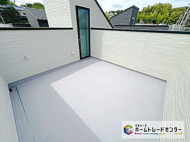 【スカイバルコニー】天体望遠鏡を置いて星空の観察、大きく広がる青空を眺めながら日光浴など、プライバシーを守りながら豊かな時を過ごせます♪