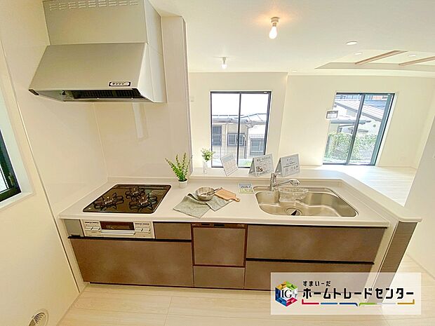 【システムキッチン】見栄えもよくお手入れもスムーズに出来ます。豊富な収納力もございますので、キッチンスペースをスッキリとお使い頂けそうです。