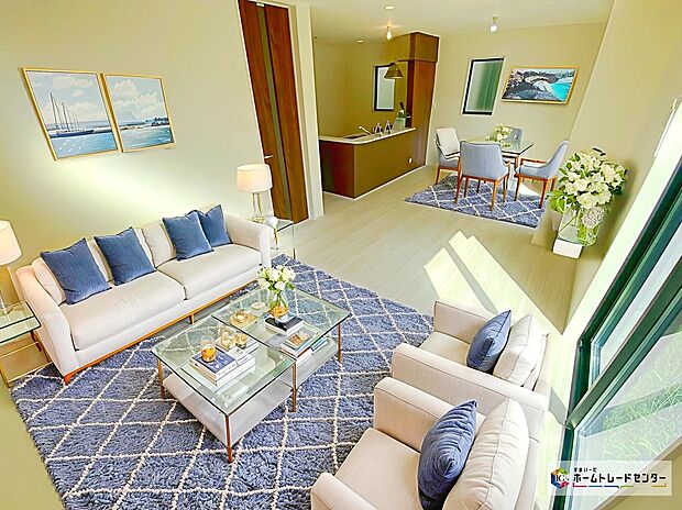 【リビング】現況の物件写真に、CG による画像処理を行っています。家具、家電、照明器具、小物、カーテン、その他のイメージはCG です。