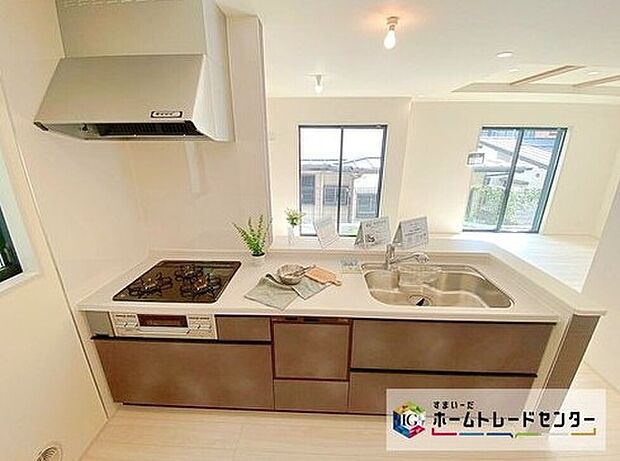 【 キッチン】窓付きの明るく爽やかなキッチンスペース。床下収納もございますので、いつでもすっきりとお使い頂けそうです。