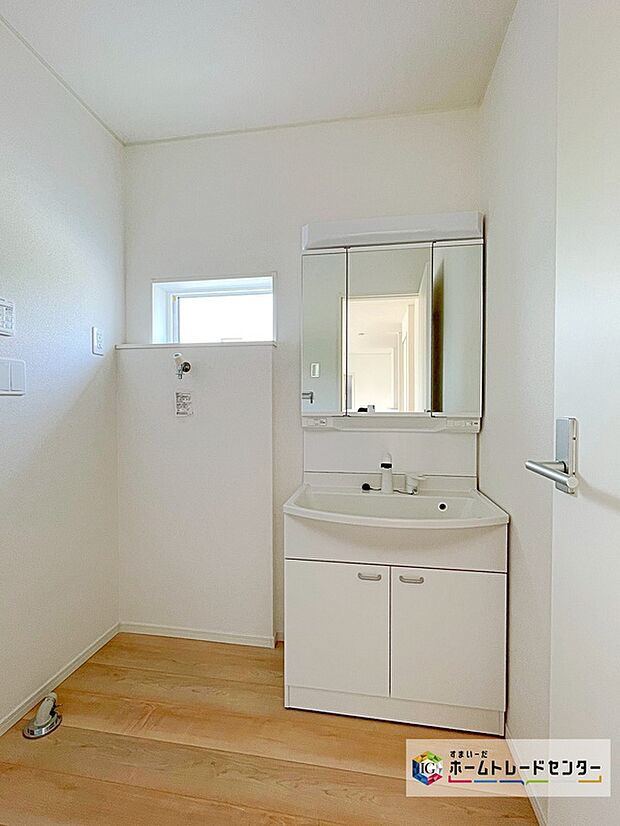 【洗面化粧台】白を基調とした爽やかなサニタリースペース。清潔感のある快適空間です。毎日の身支度も気持ち良くお使い頂けます。