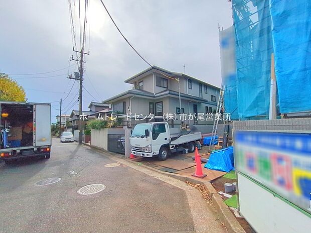 【前面道路含む現地写真】閑静な住宅街に立地します☆前面道路は開放感溢れる６．０m幅、陽当り・通風良好です♪お車の入出庫もスムーズに行えそうです！


