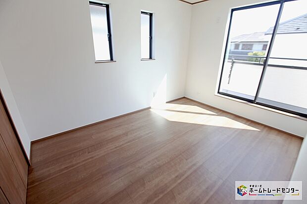 【洋室】☆　居室　☆
二部屋からベランダへ出入りできます☆
洗濯物を干す際に便利です☆大きな窓があるも嬉しいポイントです☆