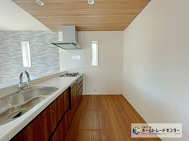 【システムキッチン】見栄えもよくお手入れもスムーズに出来ます。豊富な収納力もございますので、キッチンスペースをスッキリとお使い頂けそうです。