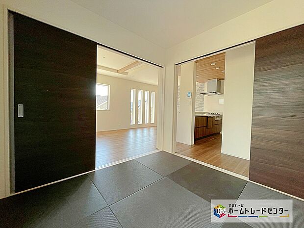 【和室】1号棟には和室がございます☆和室の扉を開けると20帖越えの広々空間になります☆来客時に便利です。収納もございますので、来客布団も収納できます☆来客の多い方にお勧めプランです☆