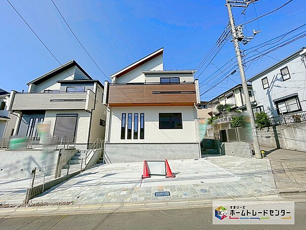 【前面道路含む現地写真】1号棟は玄関上部吹抜付!和室もございます、ゆったり過ごせる4LDKプランです☆
2号棟は20帖の広さを誇る、マルチスキップ付の開放感溢れるリビング♪ご家族でゆったりお寛ぎいただける3LDKプランです☆