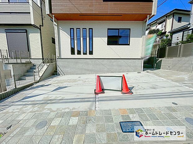 【カースペース2~3台可】車種によりますが、カースペースが2~3台ございますので、家族分の自転車を駐輪したり、急な来客用の駐車スペースとしてもお使いいただけます。