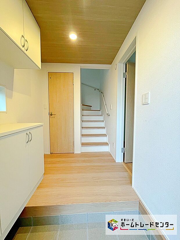 【☆ 玄関 ☆】温もり感じるフローリング仕様ですので、ご家族やお客様を温かく迎えてくれます。