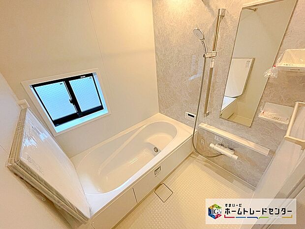 【1坪タイプバスルーム】足を伸ばして毎日の疲れを癒せる広々1坪タイプです。半身浴もでき、ゆっくりと寛げます。お子様と一緒でも快適に入浴が出来ますね。