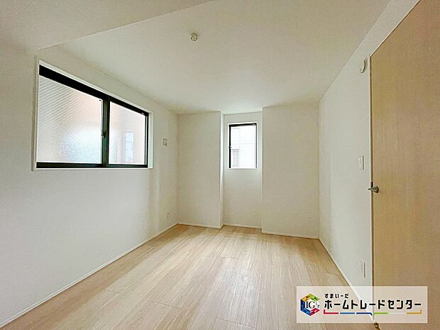 【☆ 洋室 ☆】お陽さまの光をさわやかな風をたっぷりとりこめます。室内はいつも明るい印象なので気持ちの良い朝を迎えられます。毎日の生活も明るくなりそうです。