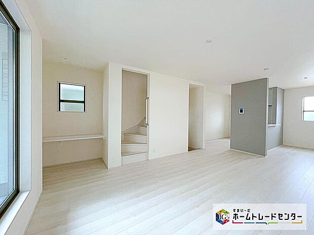 【☆　リビング　☆】帰宅時・外出時の自然なコミュニケーションを育むリビングイン階段を採用。仲良し家族の画が浮かびます。