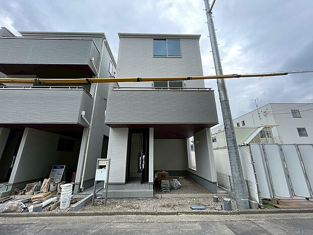 【ビルトインガレージ】台風の季節も大切な車を守ることができます。また雨が降っていても乗り降りを気にしなくてよい事や、買い物の荷物を取り込みやすさもメリットのひとつです♪