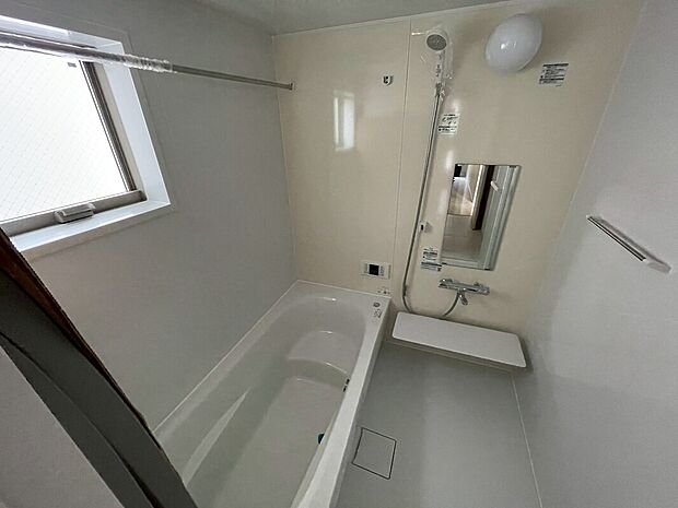 【1坪タイプバスルーム】足を伸ばして毎日の疲れを癒せる広々1坪タイプです。半身浴もでき、ゆっくりと寛げます。お子様と一緒でも快適に入浴が出来ますね。