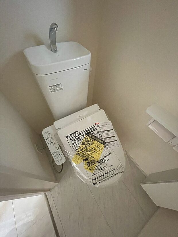 【トイレ】窓付きのトイレスペース！採光もあり明るく、快適空間となっております♪毎日使う場所だからこその配慮です！また、換気環境も良好です♪