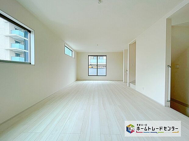 【☆　リビング　☆】採光良好なリビングは、ご家族の憩いの空間。居心地の良い快適な安らぎの場所にもなりそうです。