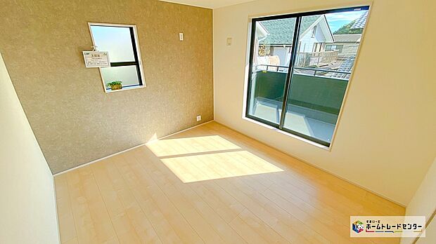 【洋室】充分な広さの収納を備え、採光良好な洋室は、快適空間。プライベートの時間もゆったりお寛ぎ頂けそうです。