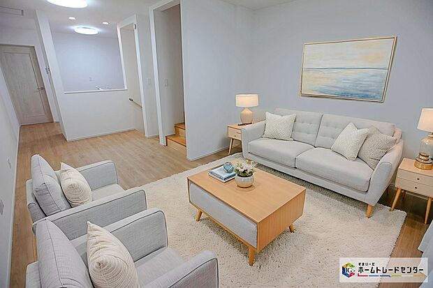 【☆ リビング ☆】現況の物件写真に、CG による画像処理を行っています。家具、家電、照明器具、小物、カーテン、その他のイメージはCG です。