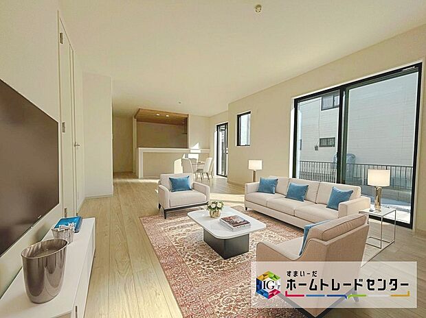 【リビング】現況の物件写真に、CG による画像処理を行っています。家具、家電、照明器具、小物、カーテン、その他のイメージはCG です。