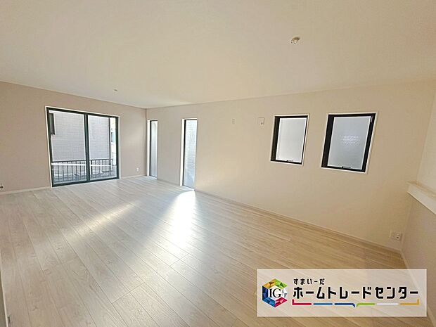 【リビング】大きな窓のあるリビングは、陽光あふれる明るい空間です。居心地良く、ご家族皆がゆったり寛げる憩いの空間となりそうです。