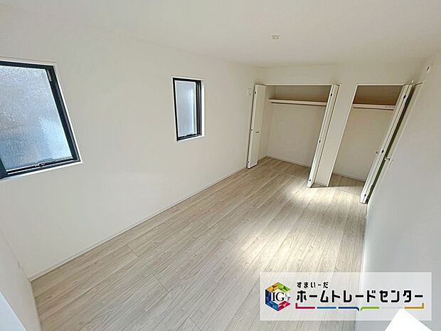 【居室】ゆとりの広さのプライベートルームには、収納充実のクローゼットが。男の子なら趣味やスポーツ用品を、女の子なら洋服やアクセサリーを。お子様に嬉しいお部屋です。