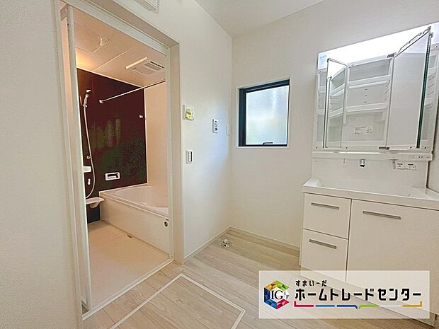 【【サニタリースペース】】白を基調とした爽やかなサニタリースペース。清潔感のある快適空間です。毎日の身支度も気持ち良くお使い頂けます。