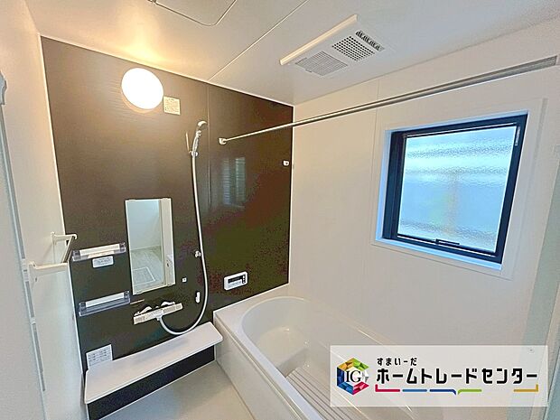 【【システムバス】】窓付きのバスルーム。陽射し差し込む明るい環境は、日中の入浴も気持ち良くお使い頂けそうです。
