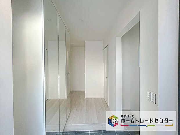 【【玄関】】玄関にはシューズインクローゼットも完備♪お客様を迎える玄関をいつもスッキリさせられます♪