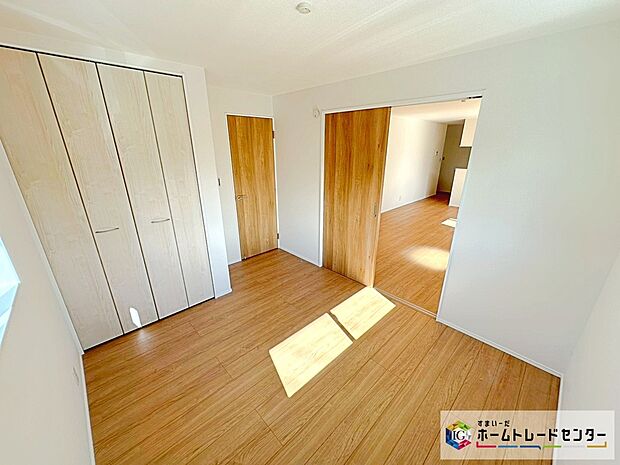 【☆ 1階洋室 ☆】リビング隣には洋室がございます☆
お昼寝スペースや遊びスペースとして活躍しそうです。2階に洋室が4部屋ございますので収納部屋としても使用できそうです☆