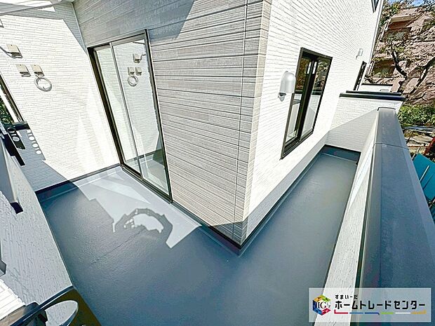 【ベランダ】広々としたバルコニーです!心地よい陽射しや暖かな風を楽しむことが出来ます♪