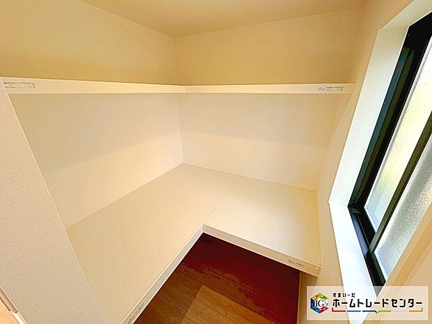 【☆パントリー☆】ミネラルウォーターや調味料など、まとめ買いしても置き場所の心配がいりません。育ちざかりのお子様を持つママにとっても嬉しいスペースです。