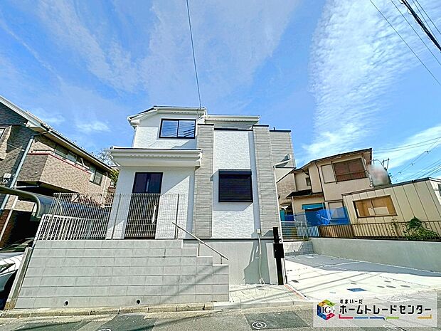 【前面道路含む現地写真】周辺は静かで落ち着いた雰囲気の住宅街です。交通量も少なく、穏やかで快適にお過ごし頂けそうです。