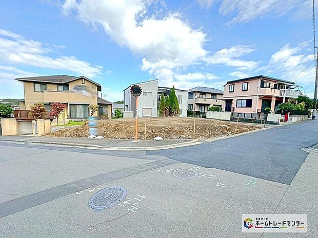 【前面道路含む現地写真】道幅の広い角地なので明るく開放感に溢れた好立地です！お車の出し入れもラクラク♪