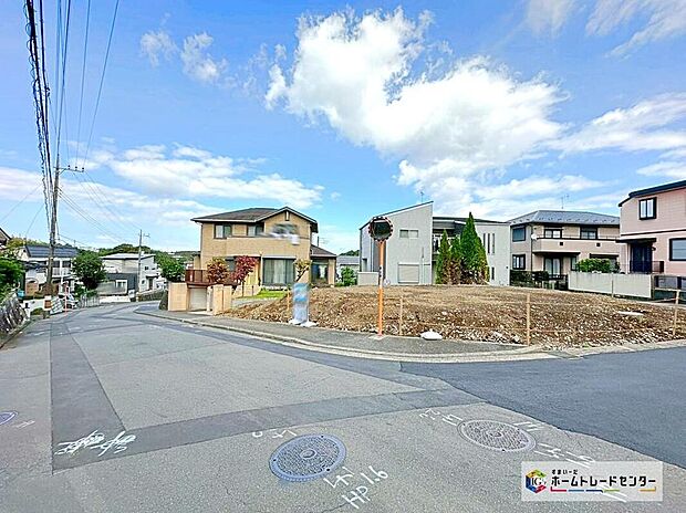 【前面道路含む現地写真】前面道路は車通りが多くないので、お車の出し入れもラクラクです♪