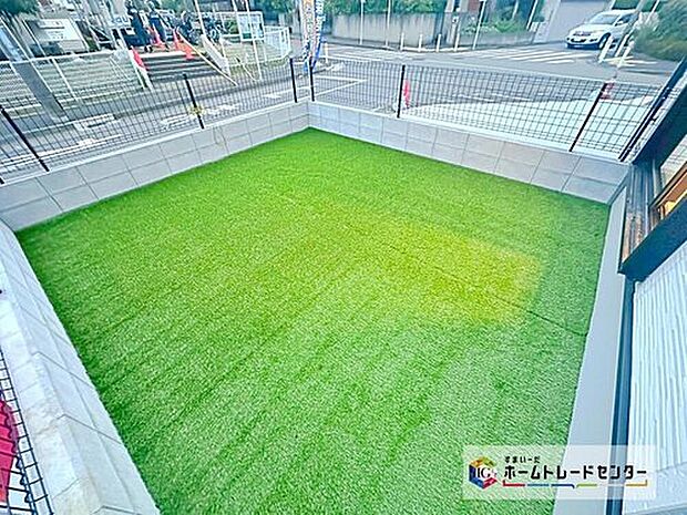 【☆　庭スペース（1号棟）　☆】陽光たっぷり降りそそぐお庭を備えた理想のお住まいです。お子様の遊び場や趣味のガーデニングなど、ライフスタイルに合わせていろいろとお楽しみ頂けそうです。