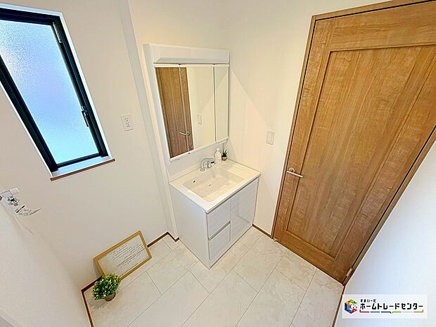 【サニタリースペース】洗面所スペースは着替えには十分な広さがございます。窓がございますので、明るい空間となっております☆