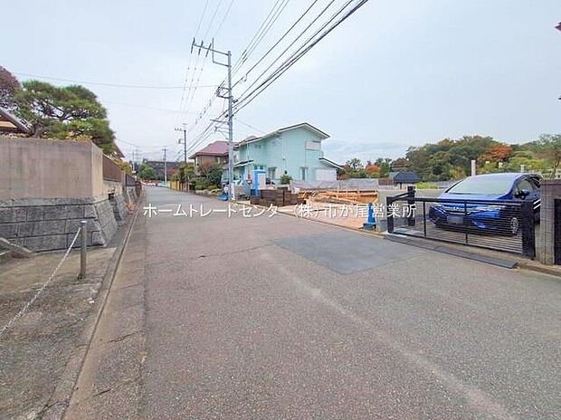【前面道路含む現地写真】敷地面積４８坪超！カースペース並列２台分ございます♪また広々とした南庭もございます！