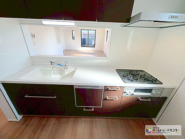 【システムキッチン】見栄えもよくお手入れもスムーズに出来ます。豊富な収納力もございますので、キッチンスペースをスッキリとお使い頂けそうです。

