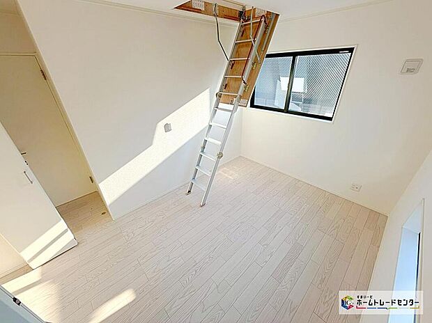 【リビング以外の居室】☆　屋根裏収納へのはしご　☆
使用しないときは天井に収納できるタイプです☆