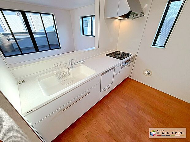 【食器洗浄乾燥機】忙しい奥様の味方、後片付けもラクラクなビルトイン食洗機付き。洗い終わった食器の水切りや乾燥としても便利です。
