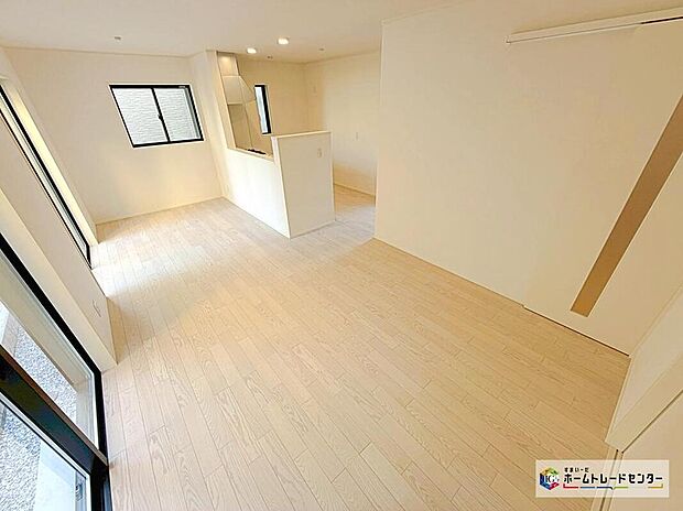 【リビング】大きな窓のあるリビングは、明るく解放感溢れる空間です。居心地良く、ご家族皆がゆったり寛げる憩いの空間となりそうです。