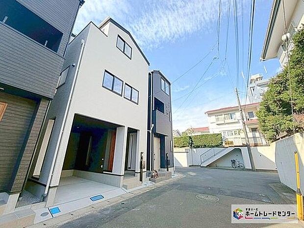 【前面道路含む現地写真】前道が6ｍあるので、車庫入れが苦手な方でも安心して入れられます。