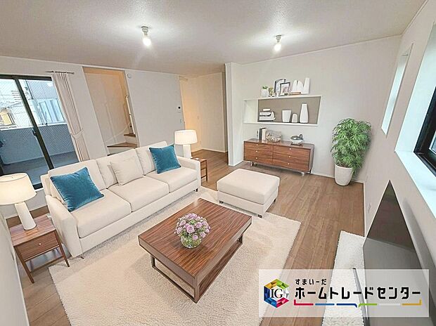 【リビング】大きな窓のあるリビングは、明るく解放感溢れる空間です。居心地良く、ご家族皆がゆったり寛げる憩いの空間となりそうです。