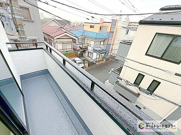 【バルコニー】☆　南向きバルコニー　☆
南向きバルコニーです♪心地よい陽射しや暖かな風を楽しむことが出来ます♪晴れた日にはたっぷりの洗濯物や布団を干せます！