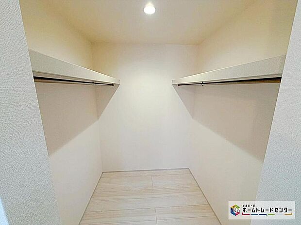 【☆　ウォークインクローゼット（２号棟）　☆】収納力豊富なウォークインクローゼットを設置。洋服や小物類など、目的に応じてすっきり美しい収納を実現します。