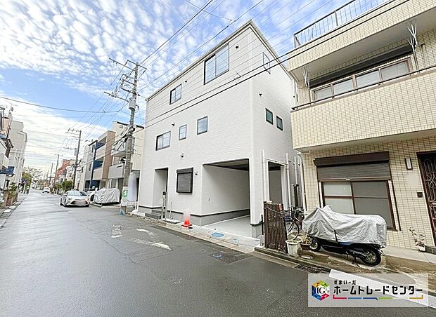 【玄関】屋根付きの玄関ポーチは雨や日差し避けとなります。外出時には余裕をもって傘がさせ、帰宅時にはぬれずに雨粒を落とせます。玄関周りの快適性が高まりますね！